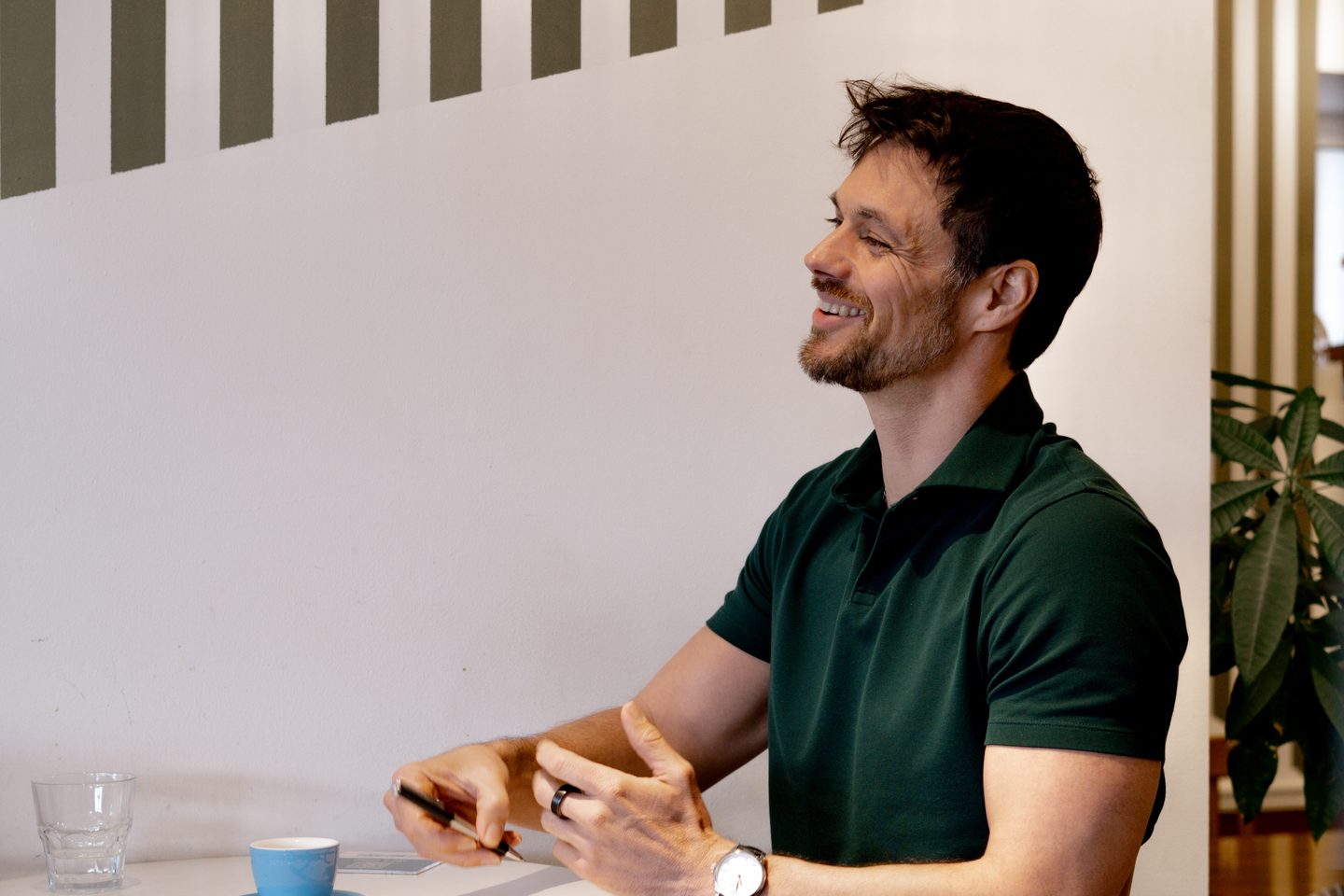 Fabien Combe at a caf&eacute; table wearing an Oura Ring.