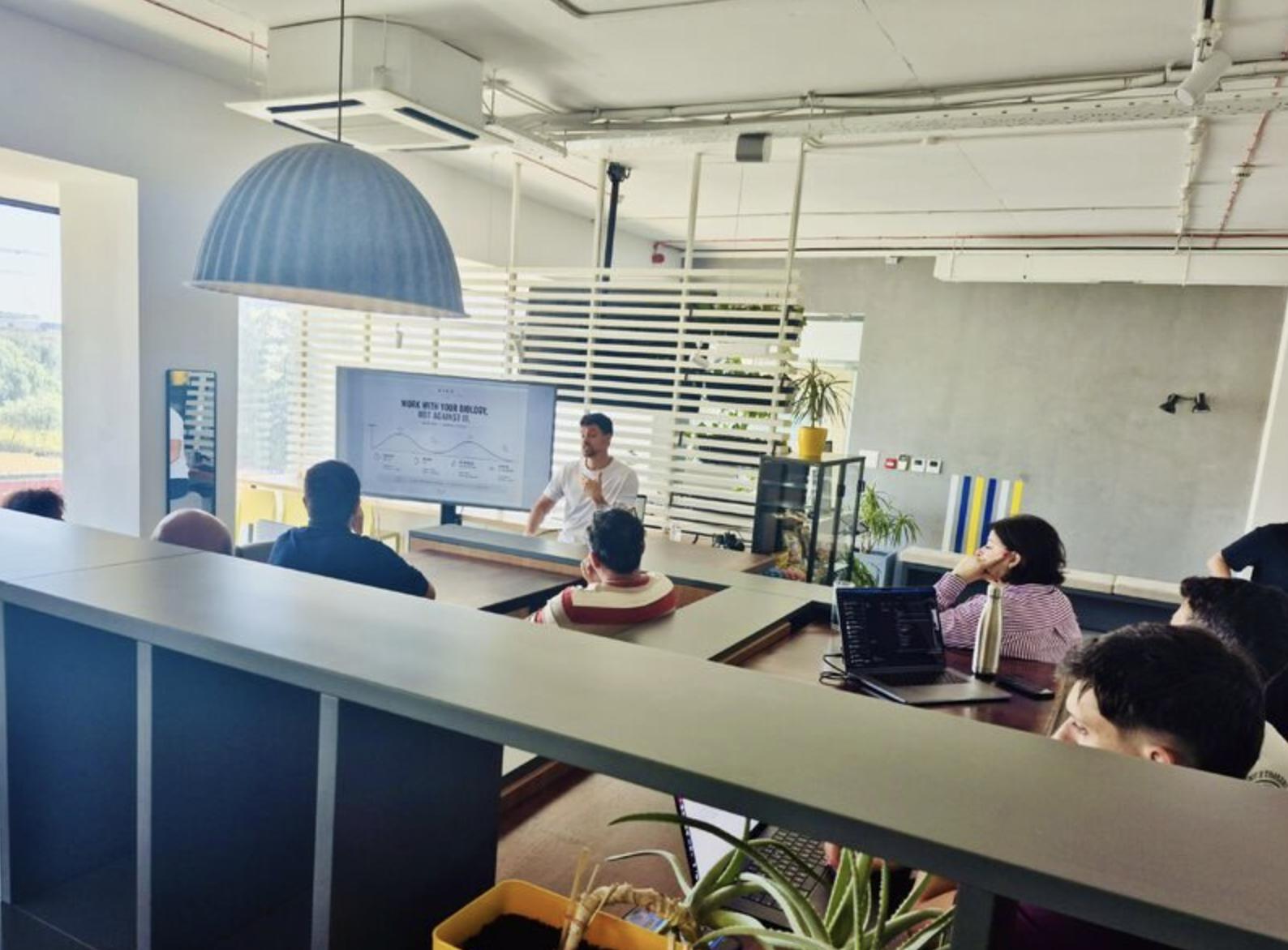 Fabien teaching a BYOR session at BusinessLabs in Malta